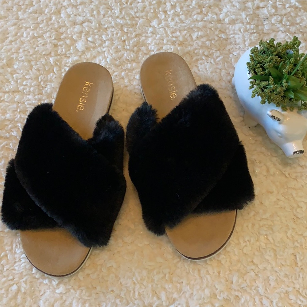 🆕️ Kensie faux fur sandals size 10